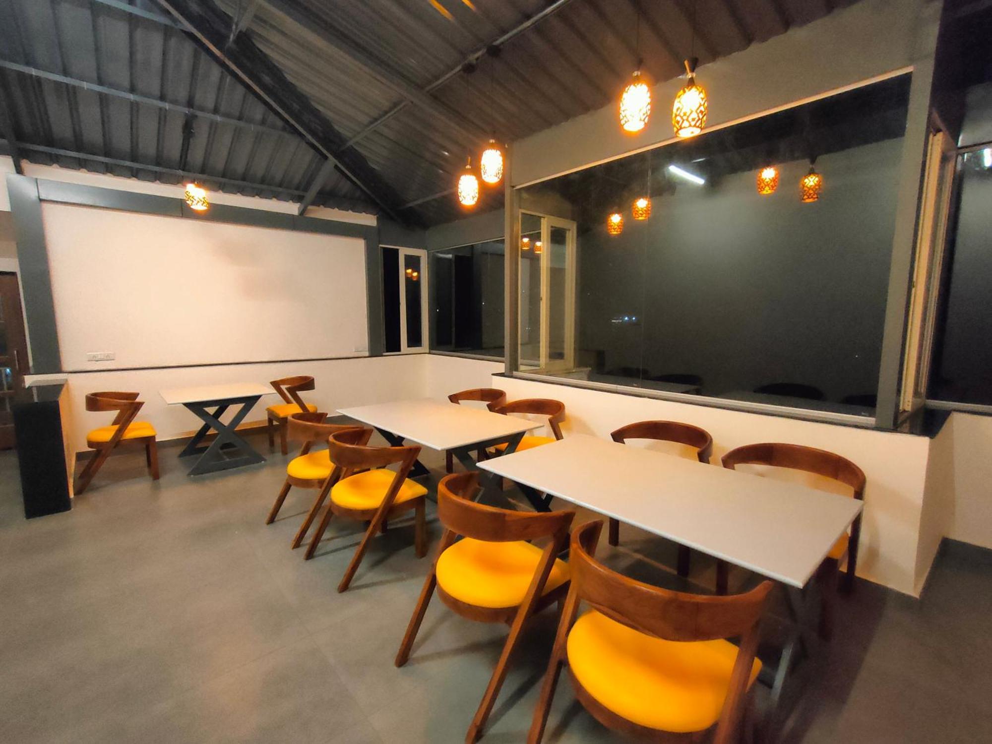 Monkeycap Tourist Hostel 판치가니 외부 사진